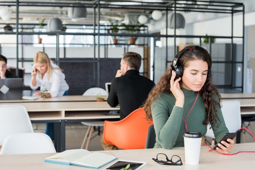 young-woman-in-co-working-space-SFK9QTZ.jpg